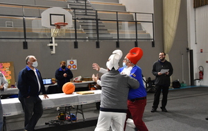 Il fallait attraper son lot, ici un ballon de foot américain, quelque part en l'air