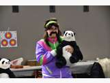 Emmanuelle sur le podium avec un panda qui a ravi sa fille